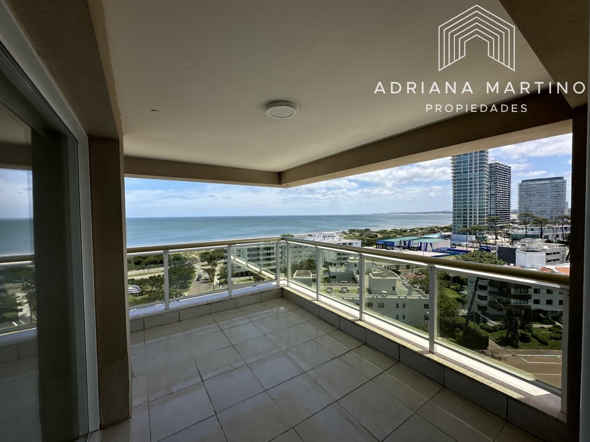 Espectacular apartamento en Mansa Punta del Este, con vista panorámica al mar.