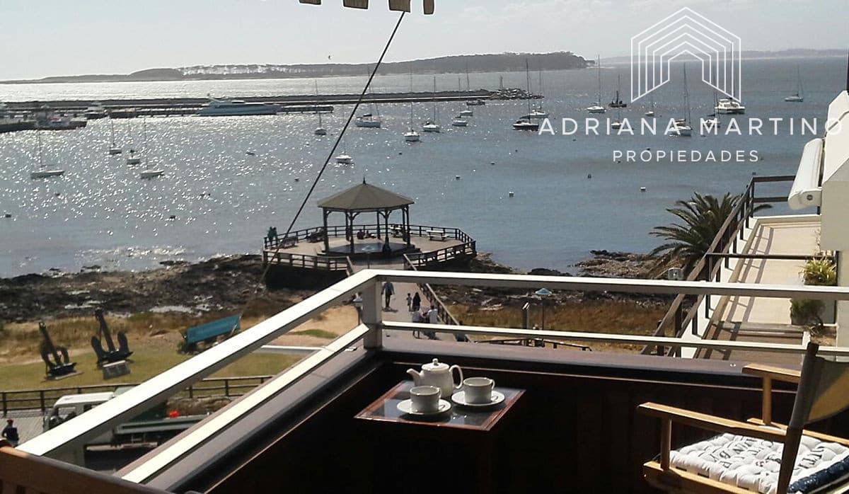 Apartamento en Punta del Este con excepcional vista al puerto.