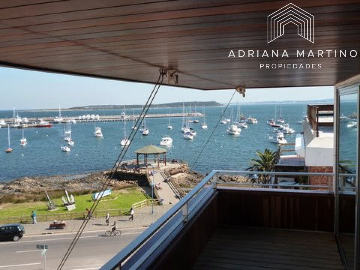 Apartamento en Punta del Este con excepcional vista al puerto.