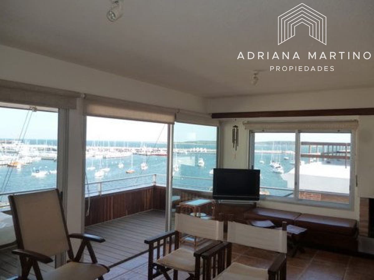 Apartamento en Punta del Este con excepcional vista al puerto.