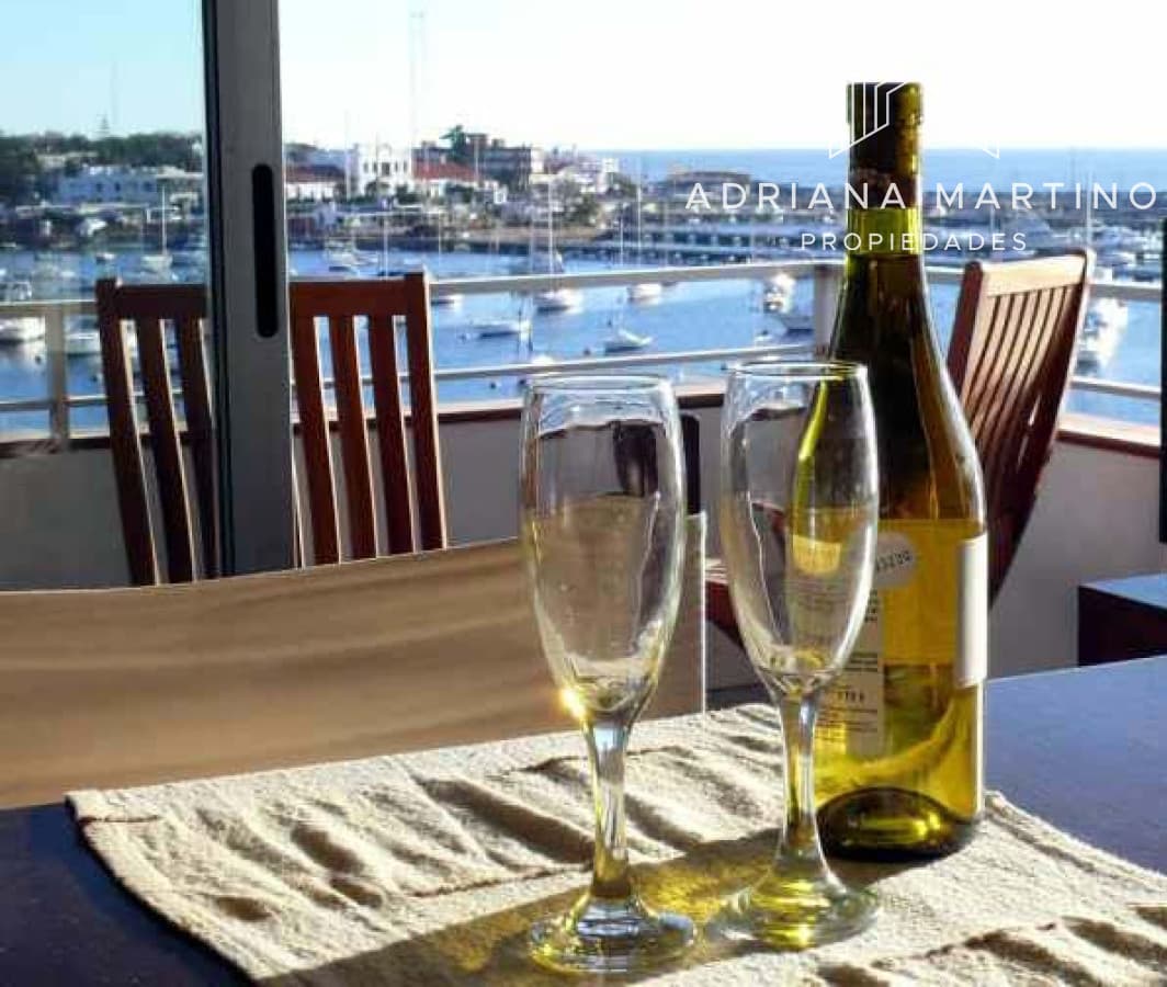 Apartamento en Punta del Este con excepcional vista al puerto.