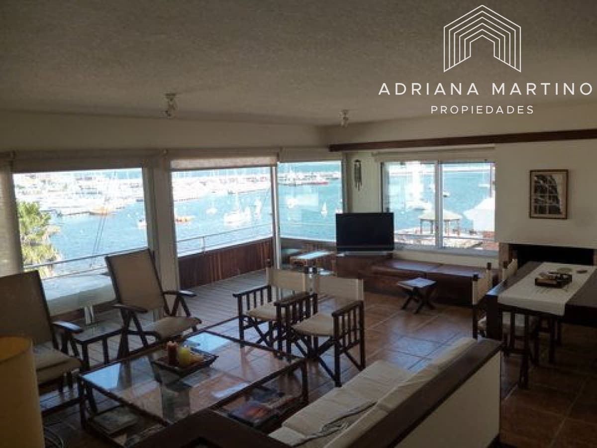 Apartamento en Punta del Este con excepcional vista al puerto.