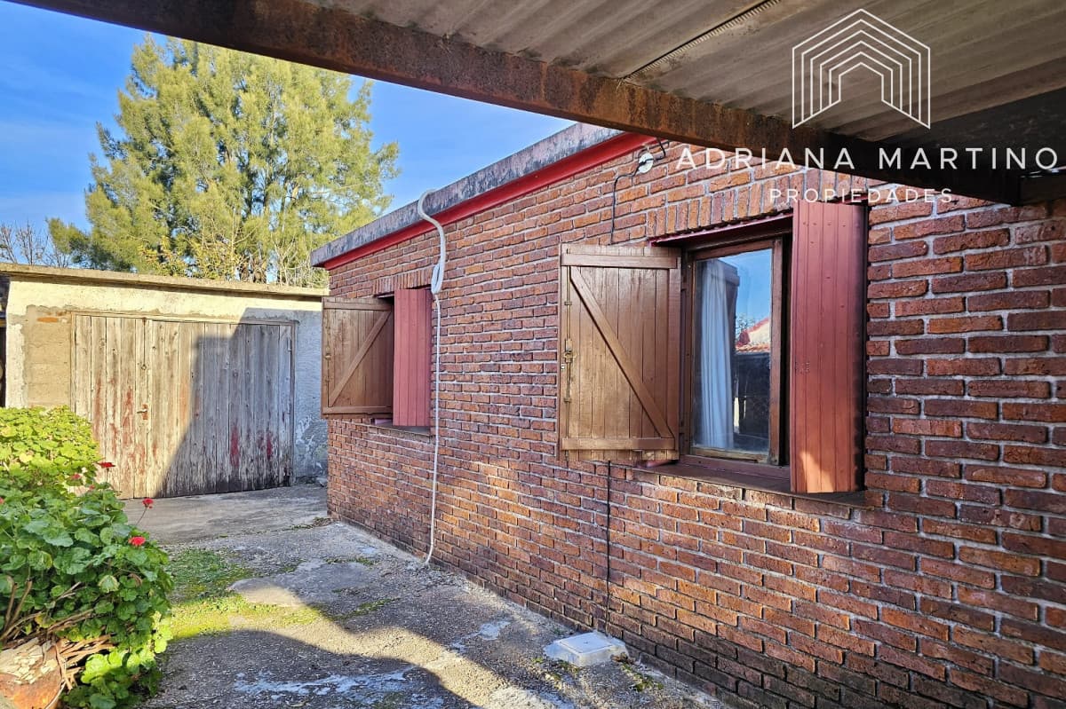 Oportunidad en barrio Biarritz: Solida construccion con gran potencial.