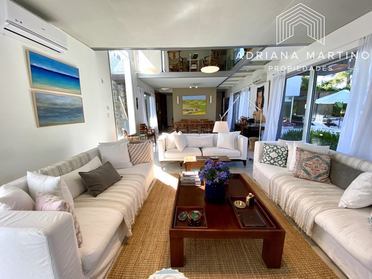 Hermosa residencia en playa brava a metros del mar  punta del este