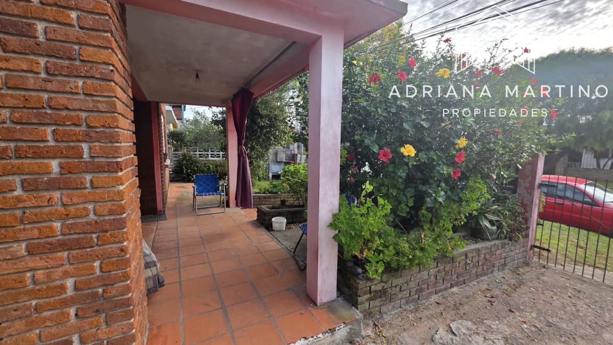 Oportunidad en barrio Biarritz: Solida construccion con gran potencial.