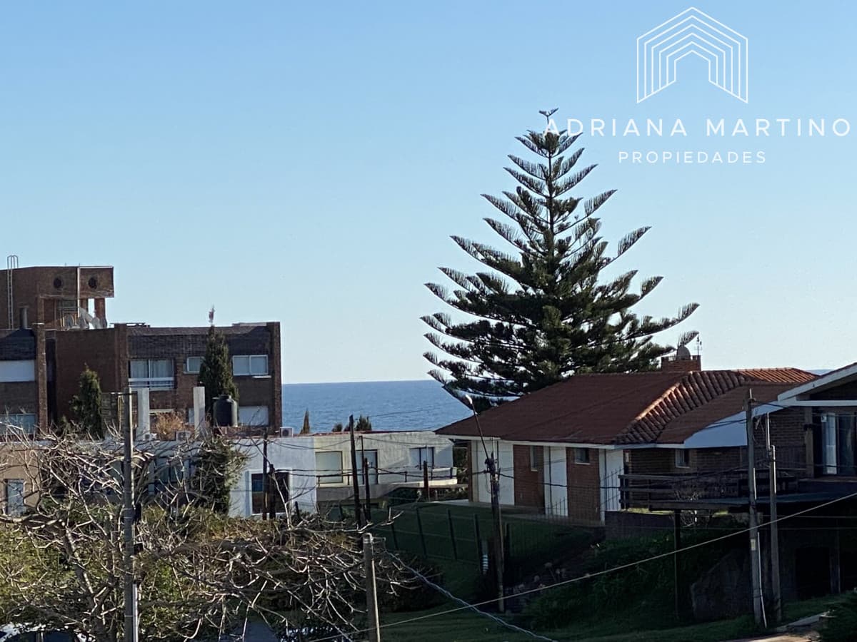 Vista al mar. Muy cerca de la costa. Excelente construcción. 5 dormitorios. Piscina