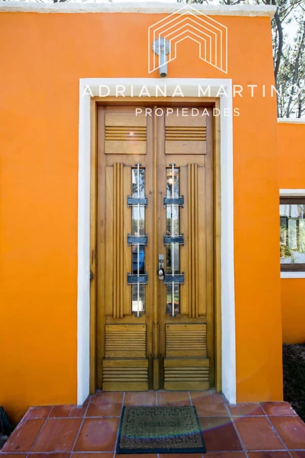 Cómoda casa ubicada en un precioso entorno. Amplios  y cálidos espacios.