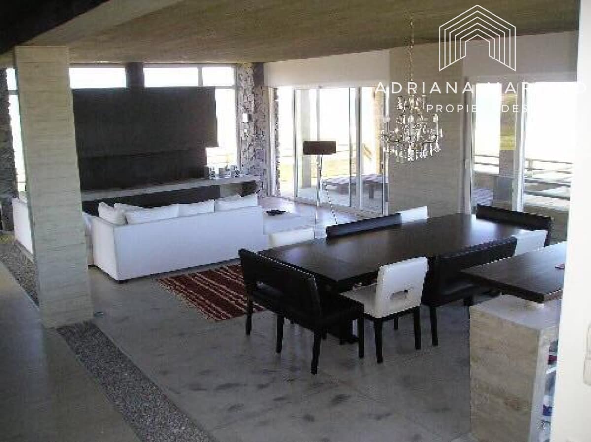 Hermosa casa en uno de los mas exclusivos balnearios de Punta del Este.