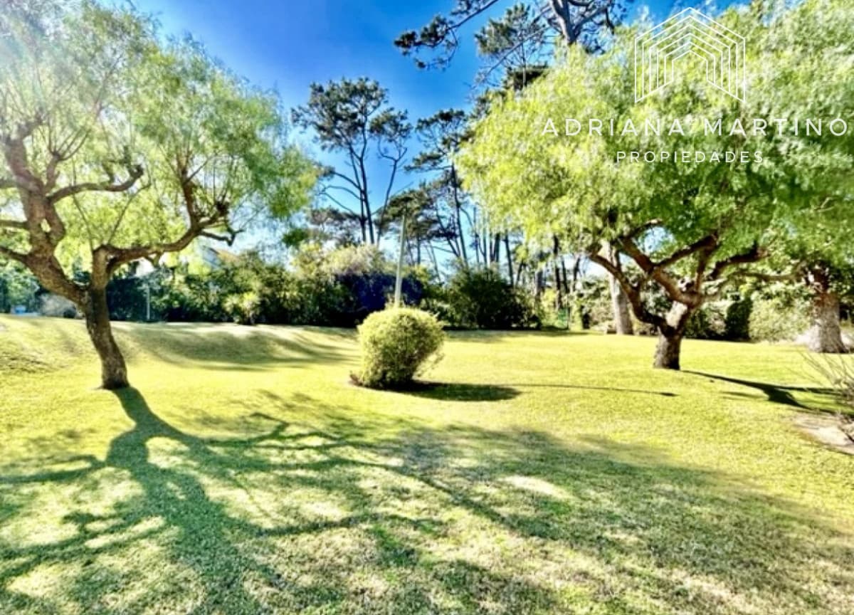 Casa en Rincón del Indio, a pocas cuadras del mar, con hermoso jardín y piscina