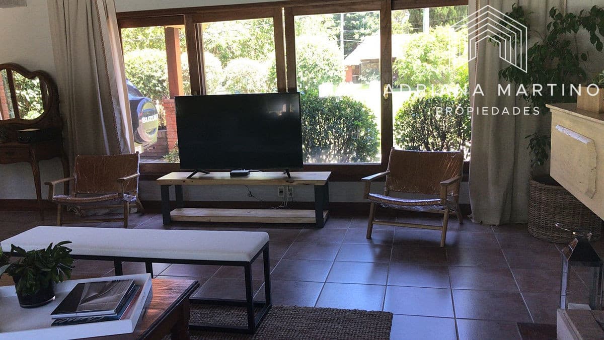 Hermosa casa en Beverlly Hills 5 dormitorios y dependencia con barbacoa y piscina