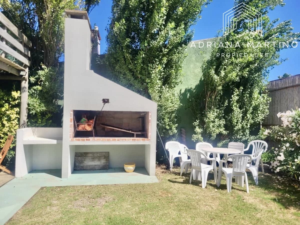 Espectacular casa de dos plantas ubicada sobre Ruta 10,en un entorno privilegiado y con increíbles vistas al mar