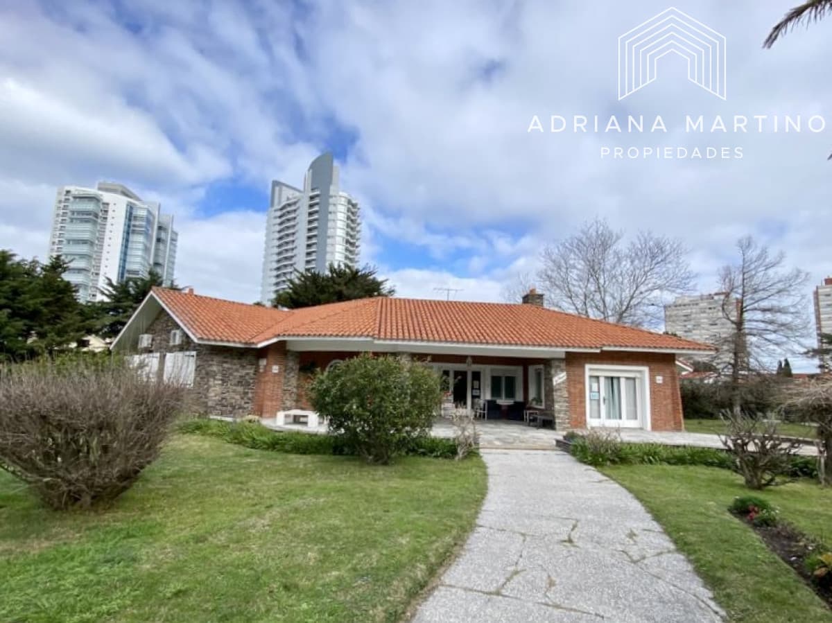 Hermosa residencia de construcción tradicional en primeras paradas de la mansa