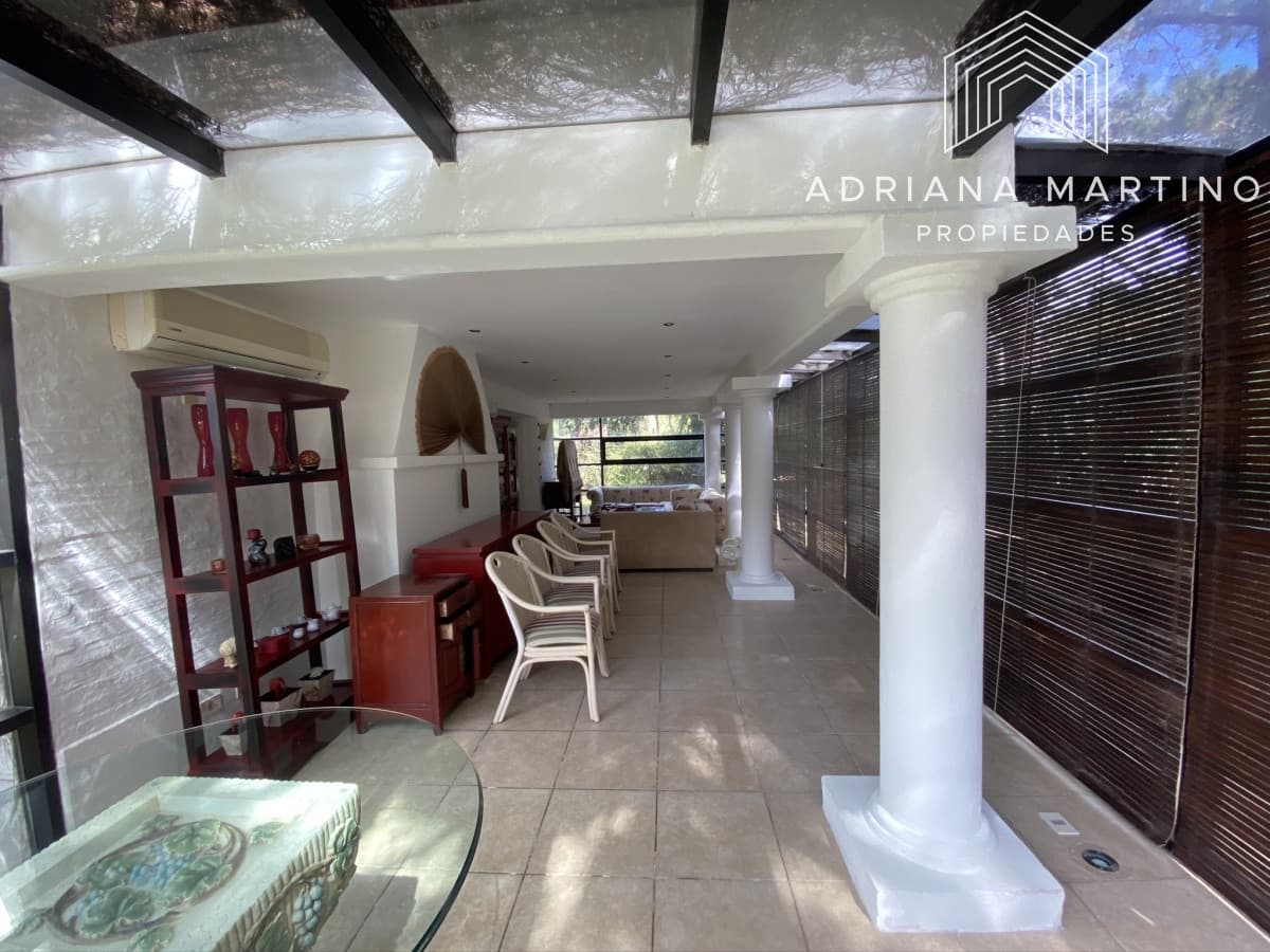 Casa en Playa Brava, espectacular ubicación.  5 dormitorios con baños en suite
