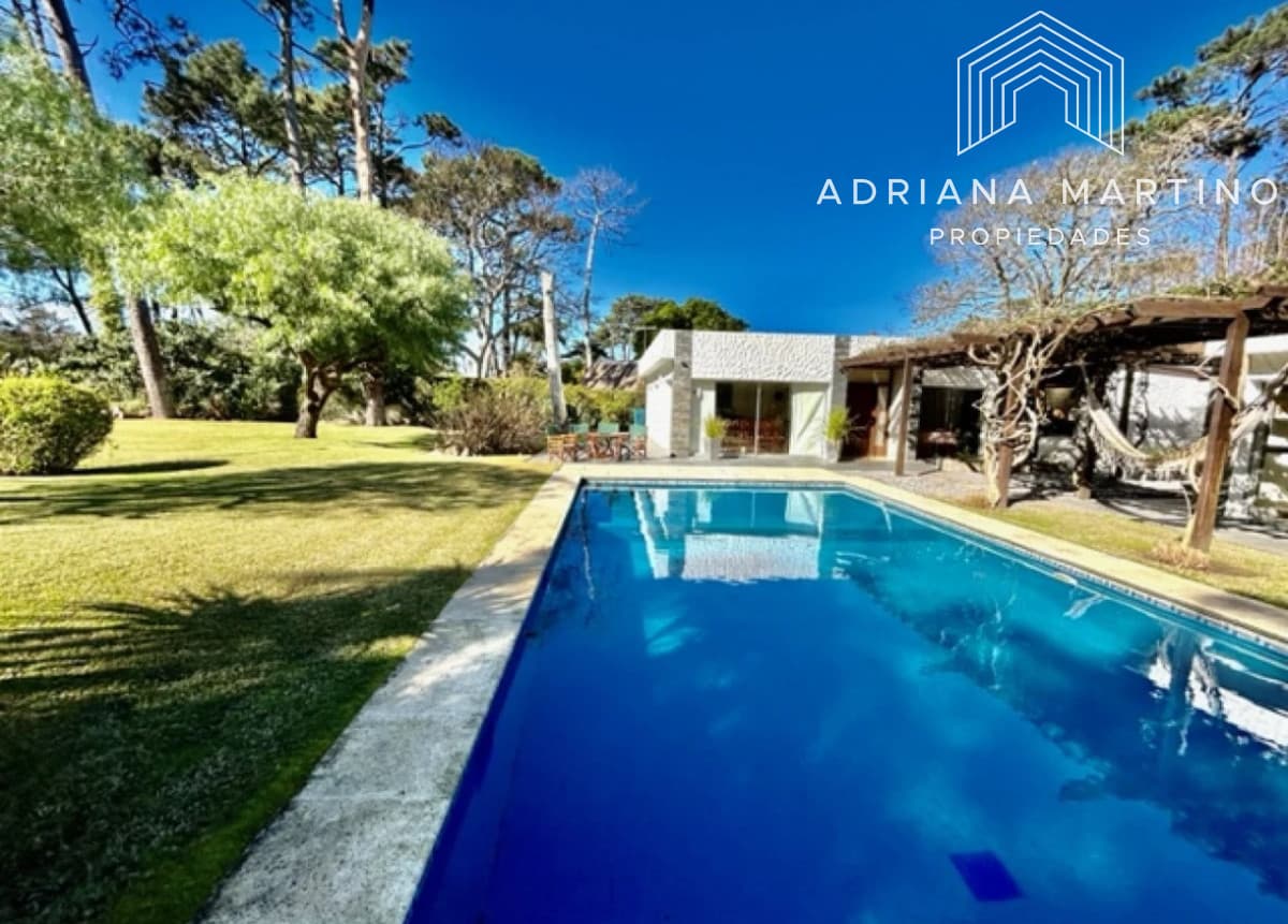 Casa en Rincón del Indio, a pocas cuadras del mar, con hermoso jardín y piscina