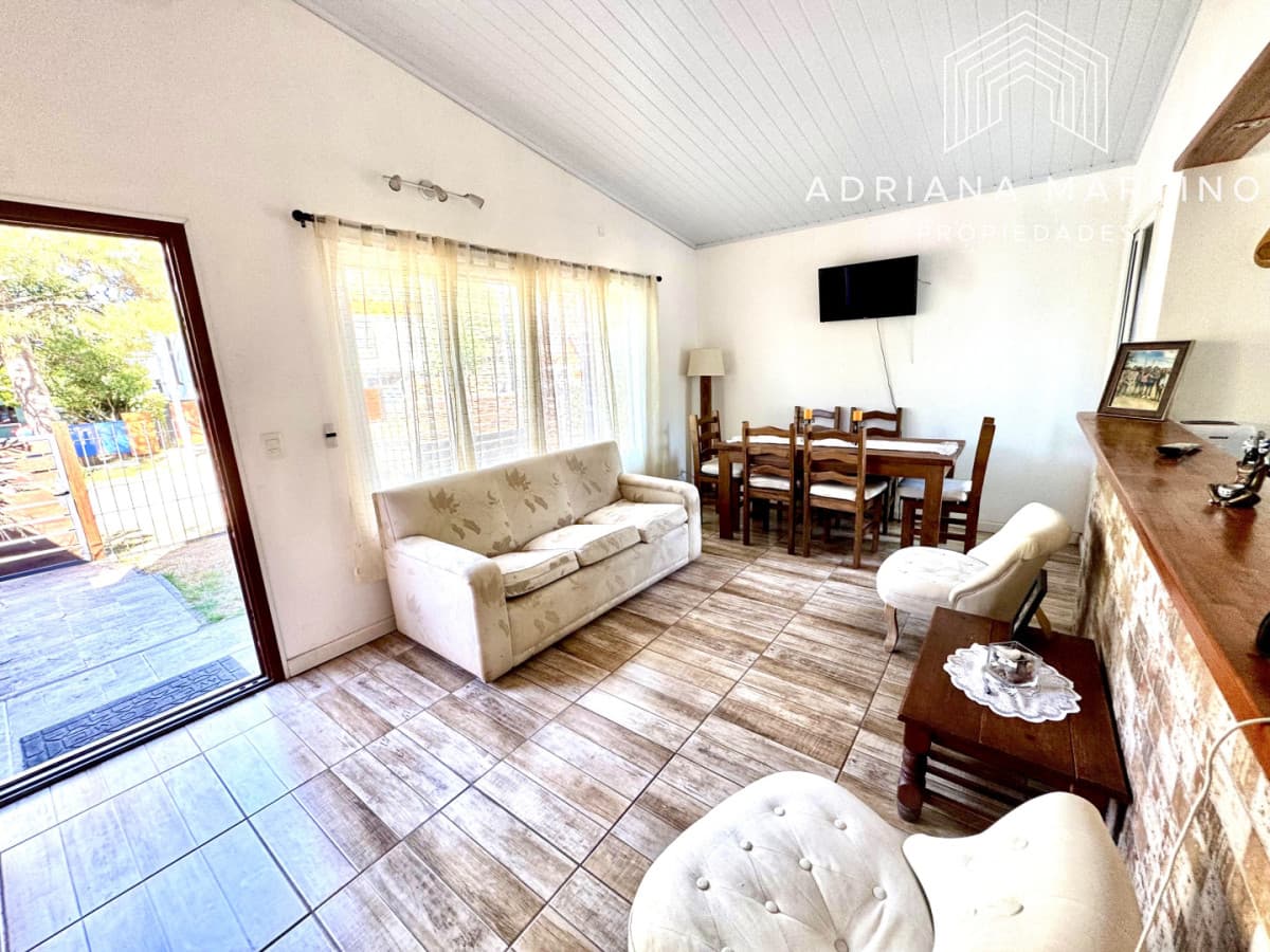 Casa en venta en Pinares, Punta del Este, ubicada en una zona tranquila y residencial, ideal para vivir todo el año.