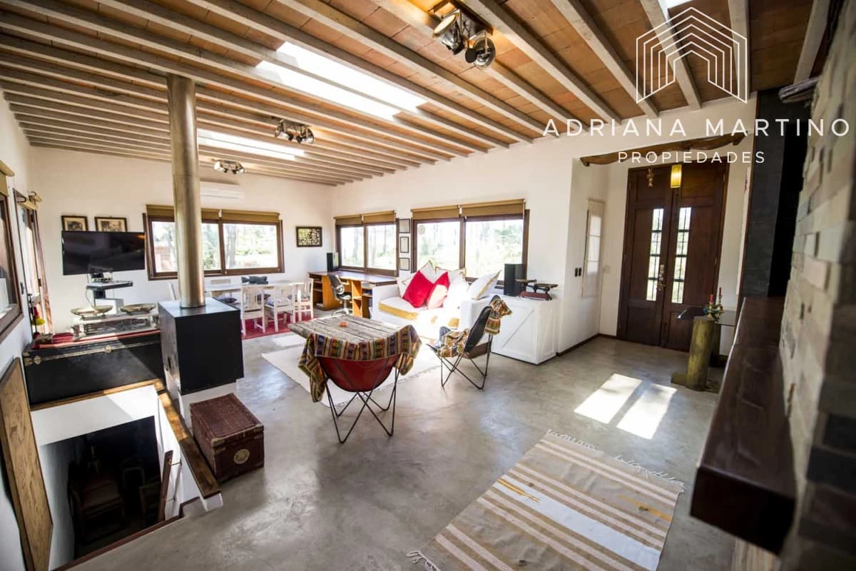 Cómoda casa ubicada en un precioso entorno. Amplios  y cálidos espacios.