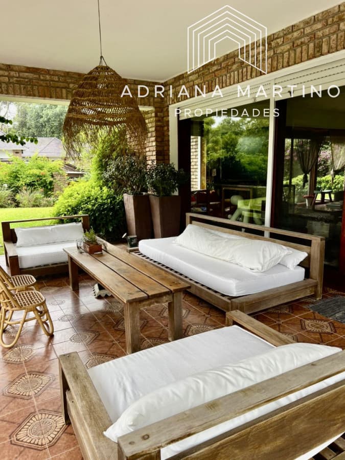 Casa en venta y alquiler anual, ubicada en un barrio muy tranquilo y con una excelente ubicación, ideal para vivir todo el año.