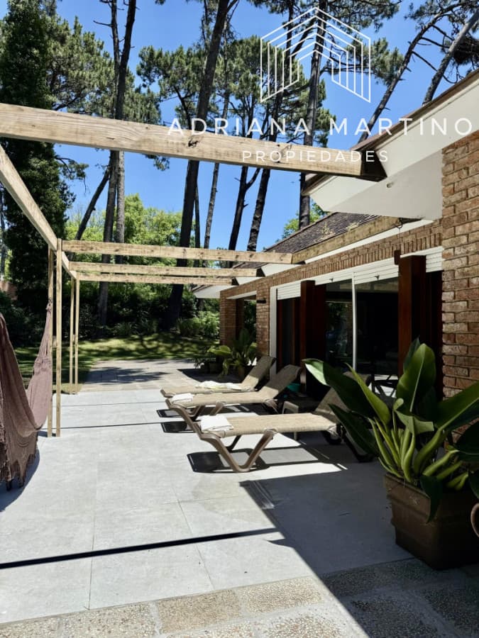 Casa en venta y alquiler anual, ubicada en un barrio muy tranquilo y con una excelente ubicación, ideal para vivir todo el año.
