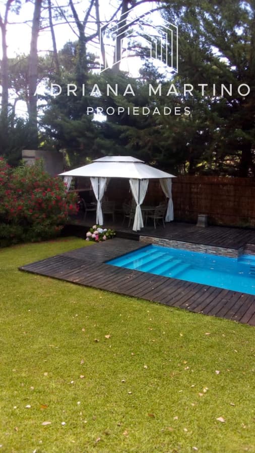 Excelente línea arquitectónica. Cómoda casa con interesantes espacios. Espectacular piscina.