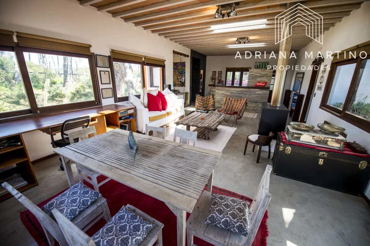 Cómoda casa ubicada en un precioso entorno. Amplios  y cálidos espacios.