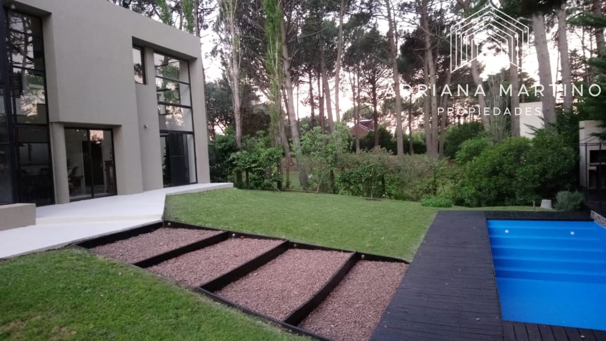 Excelente línea arquitectónica. Cómoda casa con interesantes espacios. Espectacular piscina.