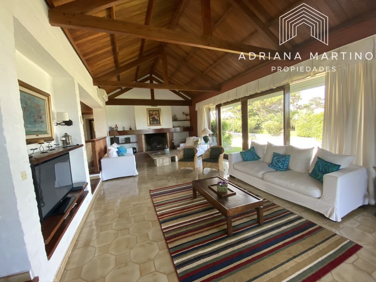 Espectacular casa a pasos de playa brava Brava 5 dormitorios + doble dependencia ,piscina,gran parque y vista al mar