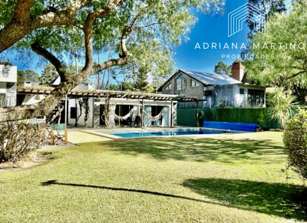 Casa en Rincón del Indio, a pocas cuadras del mar, con hermoso jardín y piscina