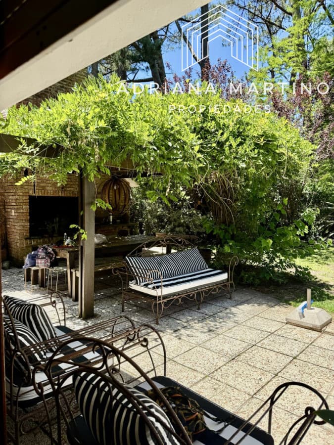 Casa en venta y alquiler anual, ubicada en un barrio muy tranquilo y con una excelente ubicación, ideal para vivir todo el año.