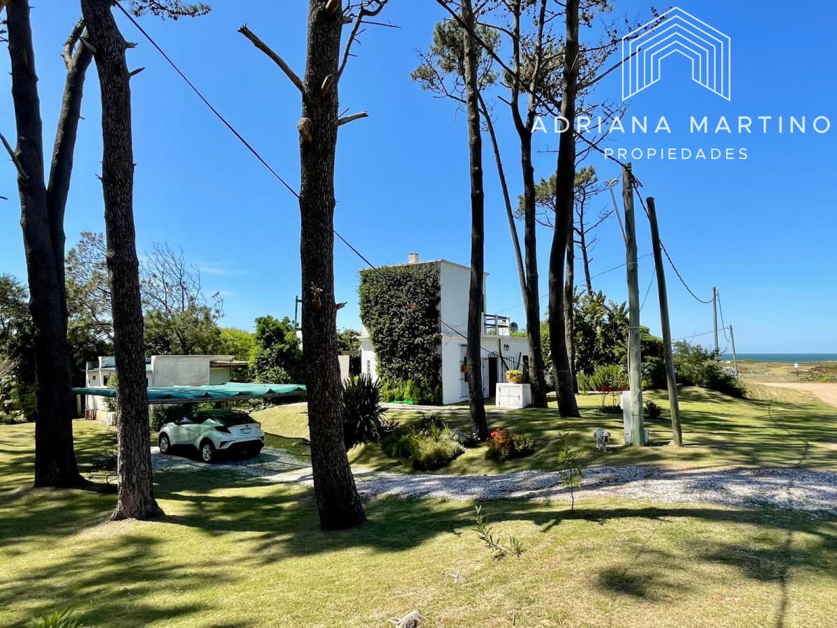 Venta de Casa a Metros del Mar – Entorno Natural y Amplio Terreno