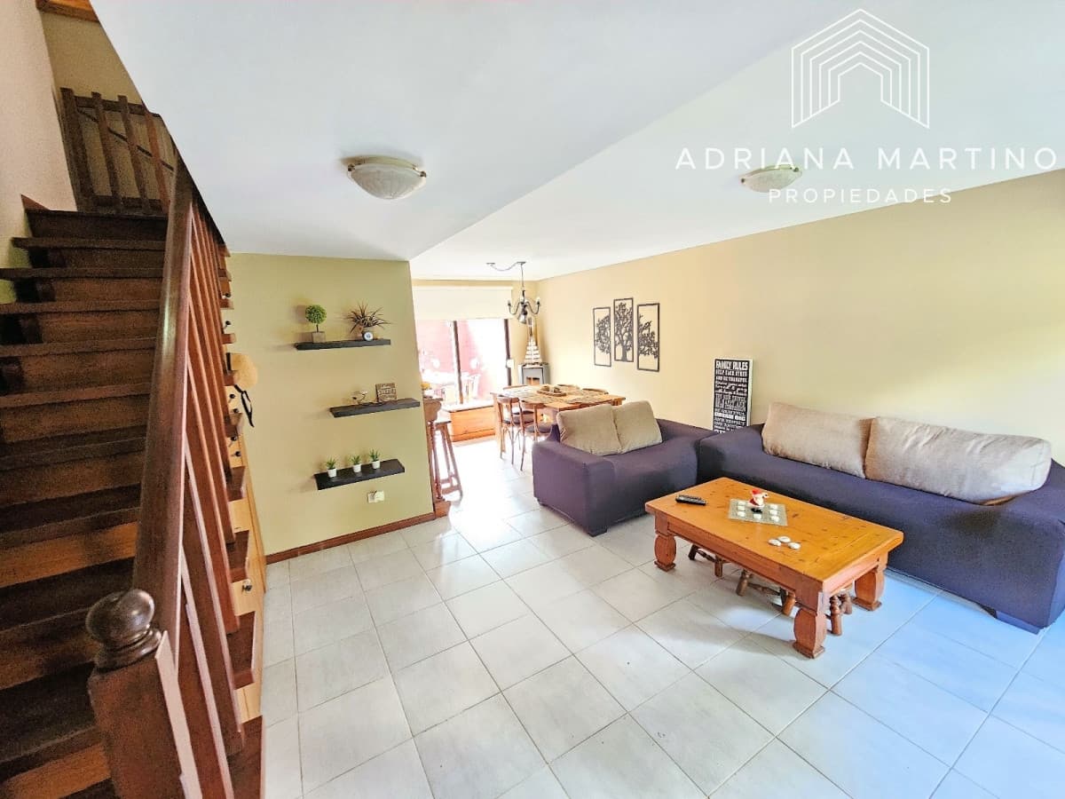 Hermoso duplex con parrillero en zona ideal para vivir todo el año.