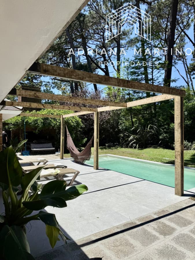 Casa en venta y alquiler anual, ubicada en un barrio muy tranquilo y con una excelente ubicación, ideal para vivir todo el año.