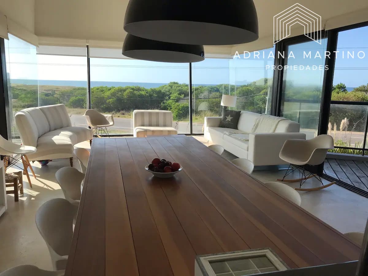 ¡Hermosa casa frente al mar!