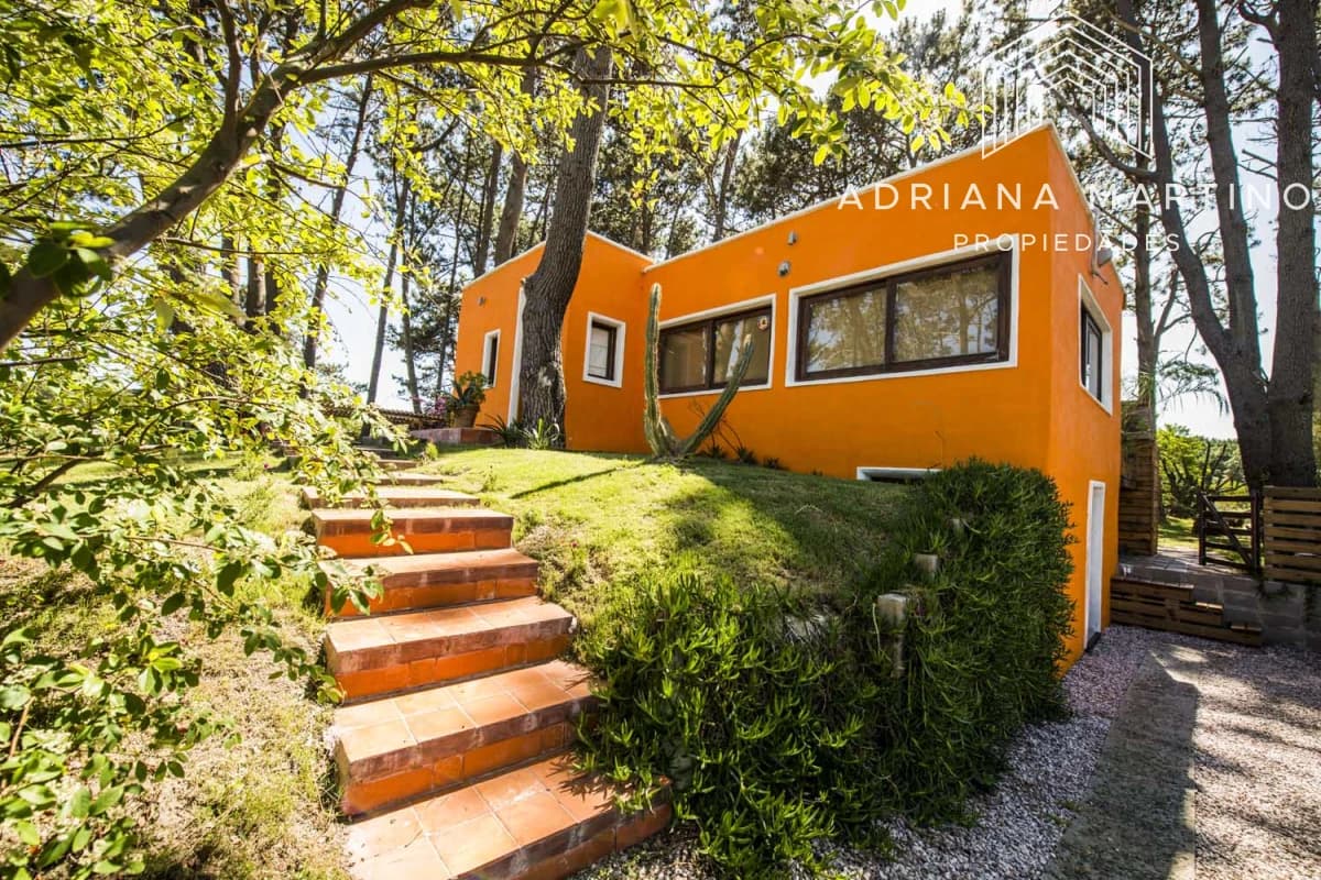 Cómoda casa ubicada en un precioso entorno. Amplios  y cálidos espacios.