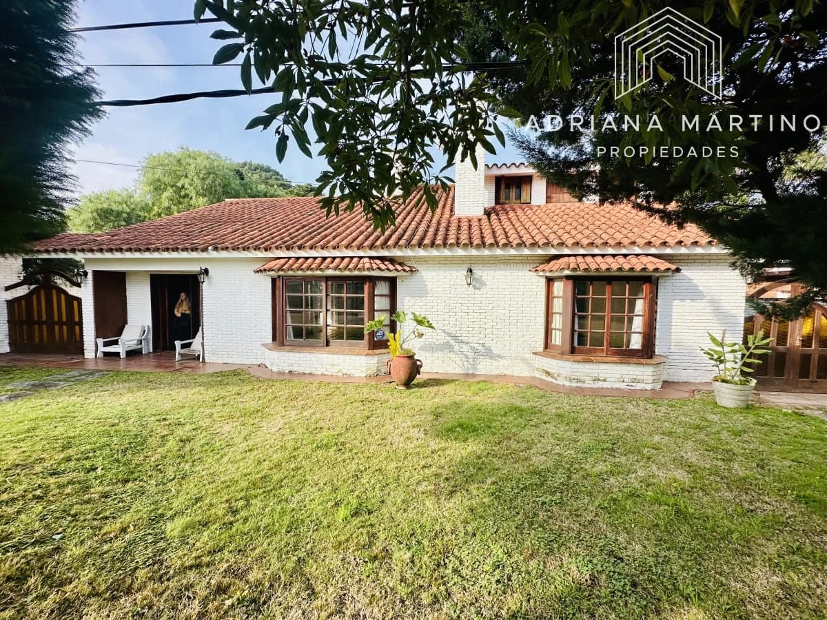 Cómoda casa con 8 dormitorios a metros de la playa mansa
