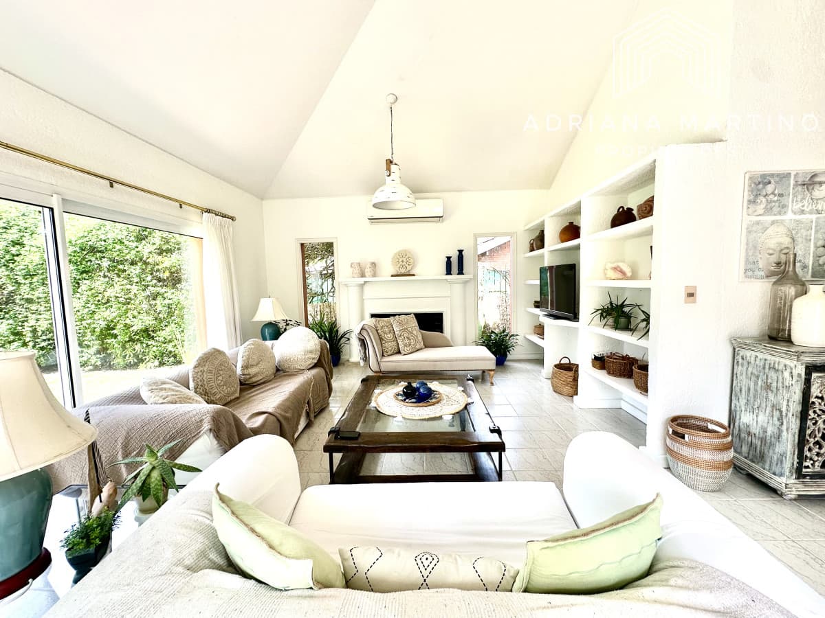 Casa en venta y alquiler temporal a metros de Playa Brava, Punta del Este