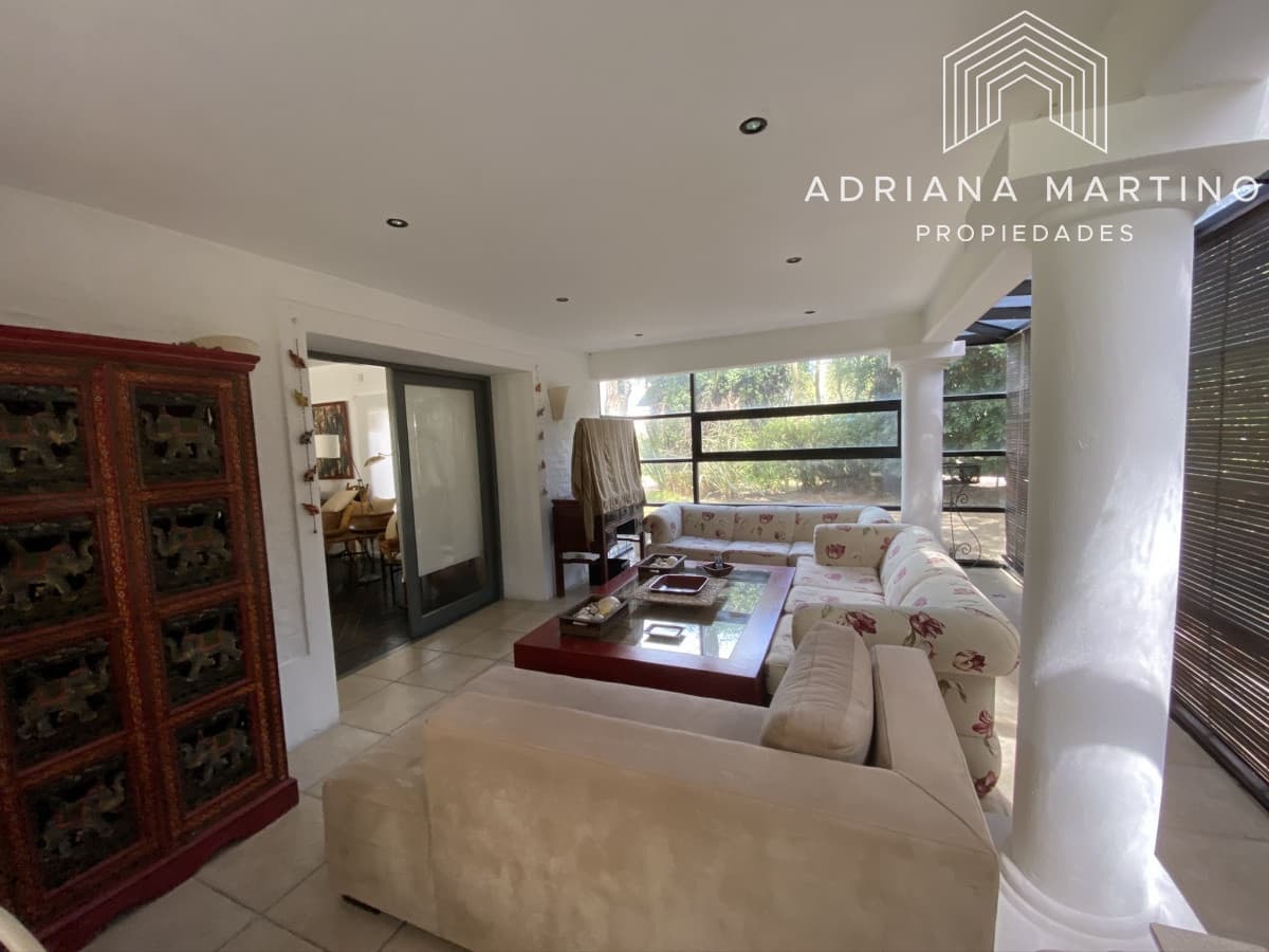 Casa en Playa Brava, espectacular ubicación.  5 dormitorios con baños en suite