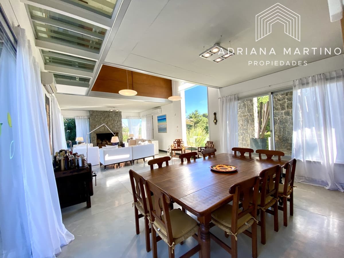 Hermosa residencia en playa brava a metros del mar  punta del este