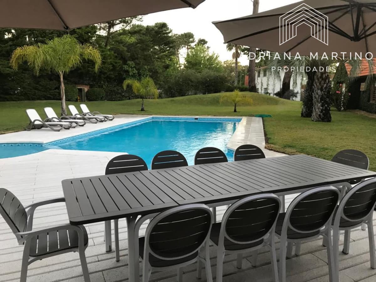 Hermosa casa en Beverlly Hills 5 dormitorios y dependencia con barbacoa y piscina