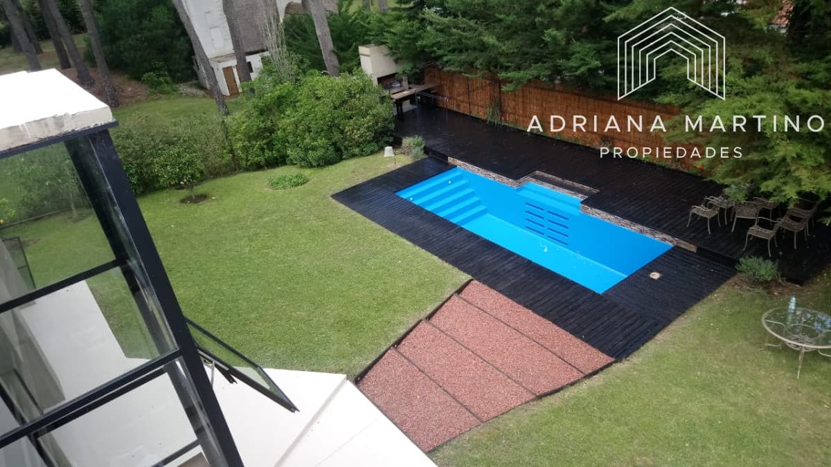 Excelente línea arquitectónica. Cómoda casa con interesantes espacios. Espectacular piscina.