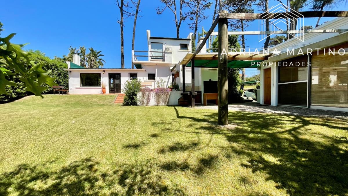 Venta de Casa a Metros del Mar – Entorno Natural y Amplio Terreno