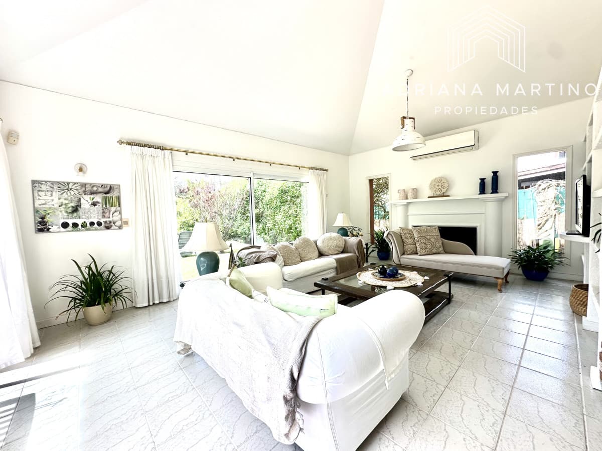 Casa en venta y alquiler temporal a metros de Playa Brava, Punta del Este