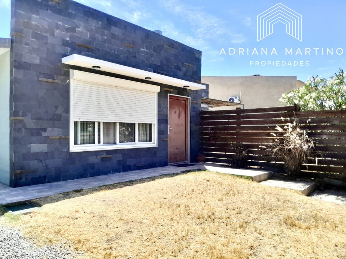 Casa en venta en Pinares, Punta del Este, ubicada en una zona tranquila y residencial, ideal para vivir todo el año.