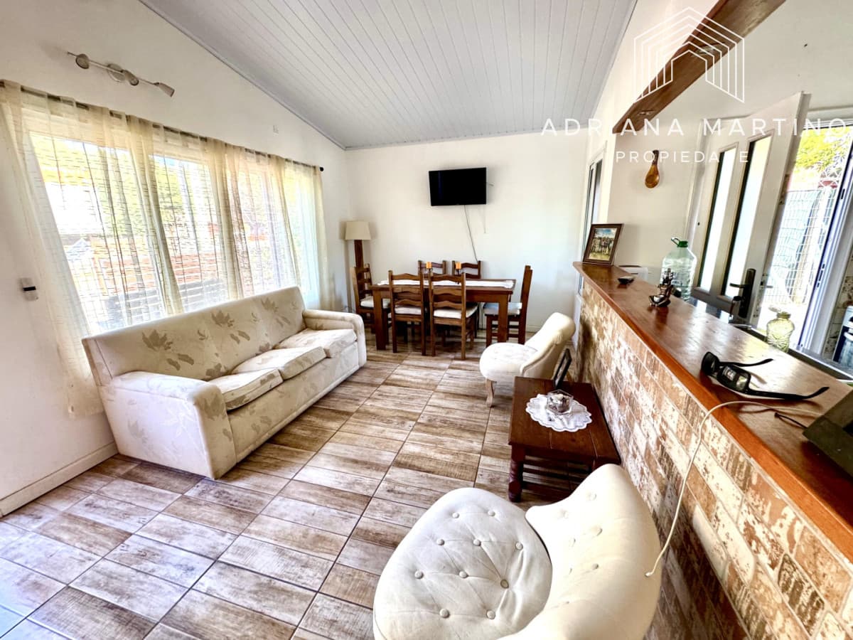 Casa en venta en Pinares, Punta del Este, ubicada en una zona tranquila y residencial, ideal para vivir todo el año.
