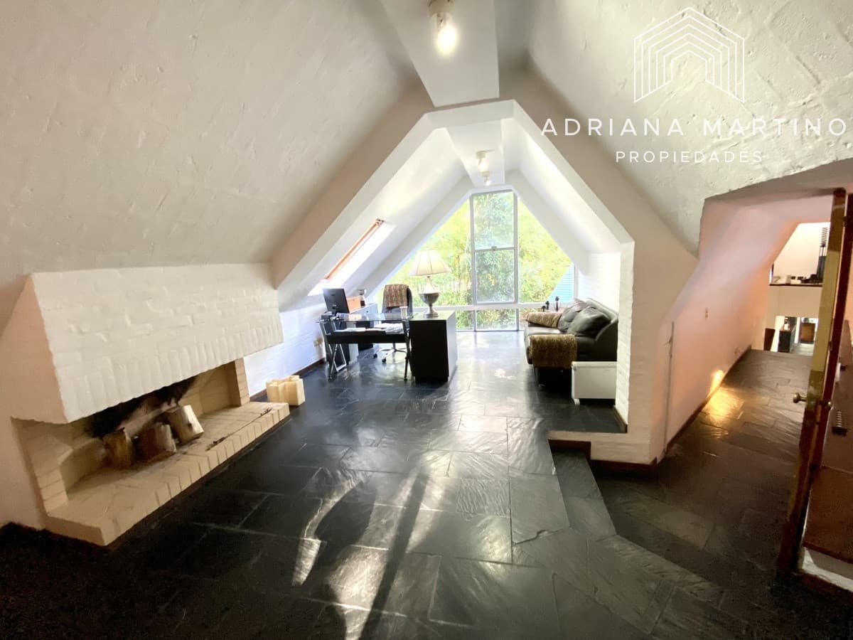 Hermosa casa en Lugano 5 dormitorios 2 master suite con estar y dependencia doble piscina gran parque.