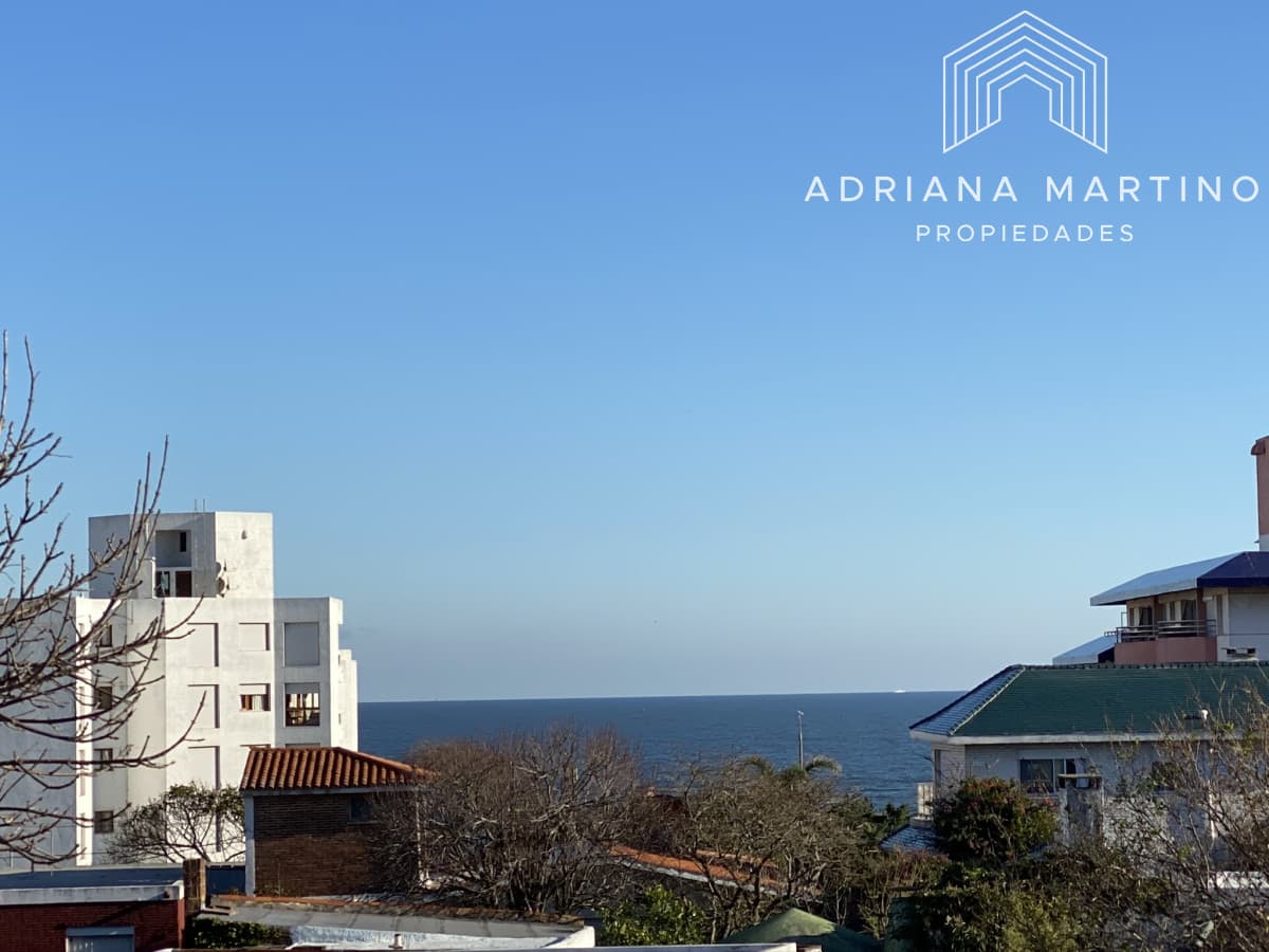 Vista al mar. Muy cerca de la costa. Excelente construcción. 5 dormitorios. Piscina