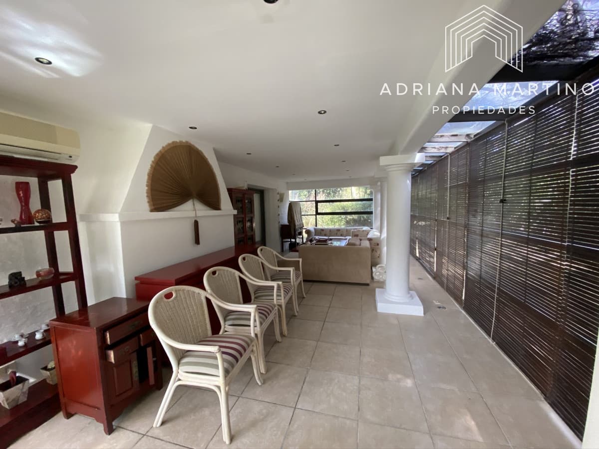 Casa en Playa Brava, espectacular ubicación.  5 dormitorios con baños en suite
