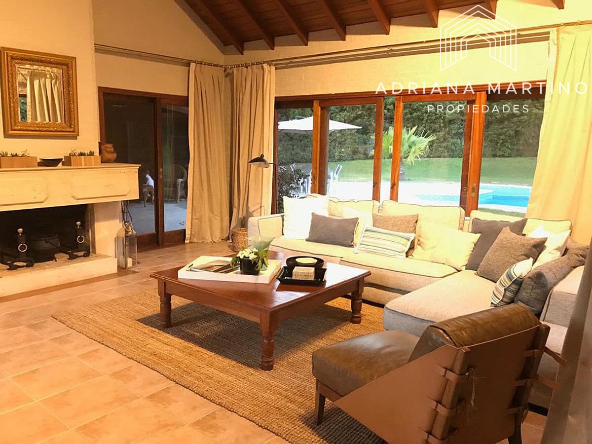 Hermosa casa en Beverlly Hills 5 dormitorios y dependencia con barbacoa y piscina