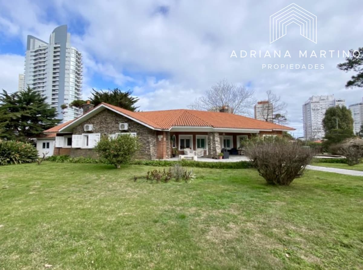 Hermosa residencia de construcción tradicional en primeras paradas de la mansa