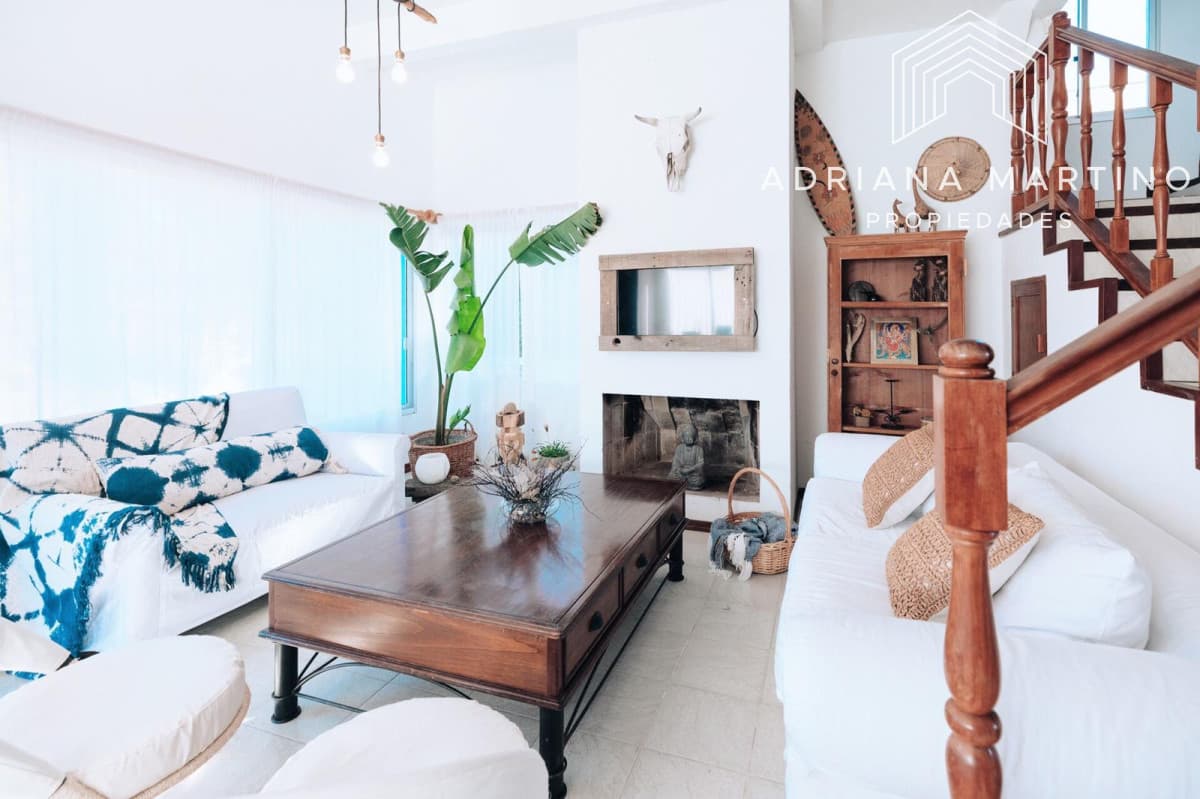 Espectacular casa ubicada en Manantiales, uno de los mas exclusivos balnearios.