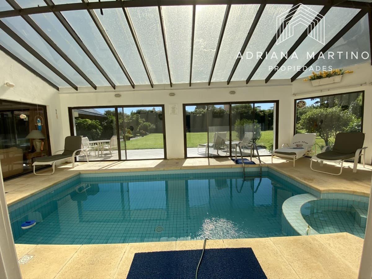 Espectacular casa a una cuadra de la playa. 7 dormitorios, 6 baños. Vista al mar. Amplios y luminosos ambientes, buena construcción. Buena ubicación